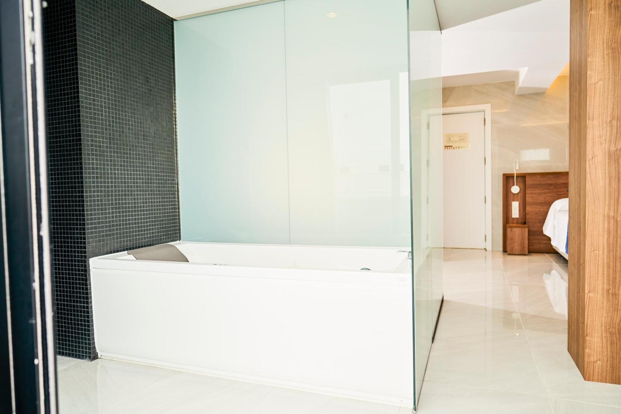 Suite Junior con bañera de hidromasaje al aire libre